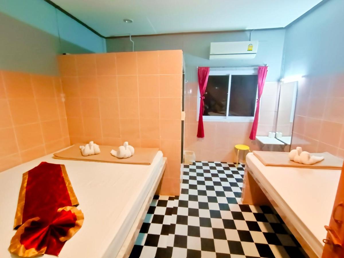 האד רין Out! A Radically Inclusive Beach Hostel By Wild & Wandering חדר תמונה